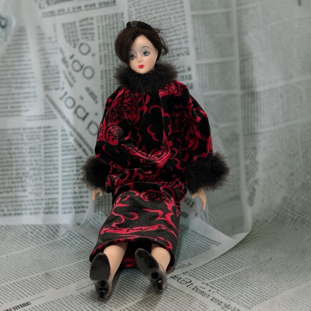 Vintage Style Porcelain Boudoir Lady Doll Red Black Fur Trim Damask Robe 19" - Picture 12 of 15